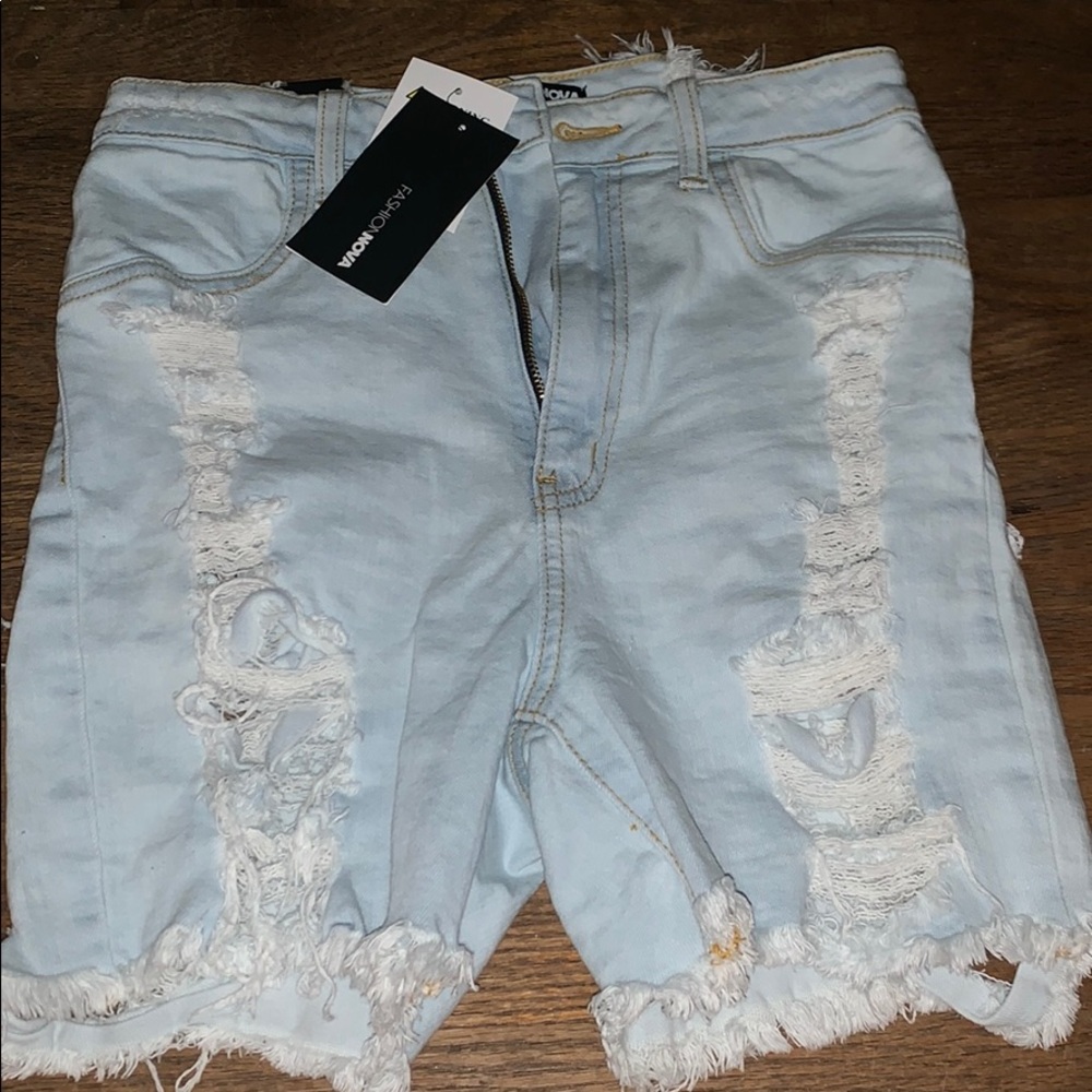 FASHIONNOVA BERMUDA DISTRESSED SHORTS LIGHTWASH